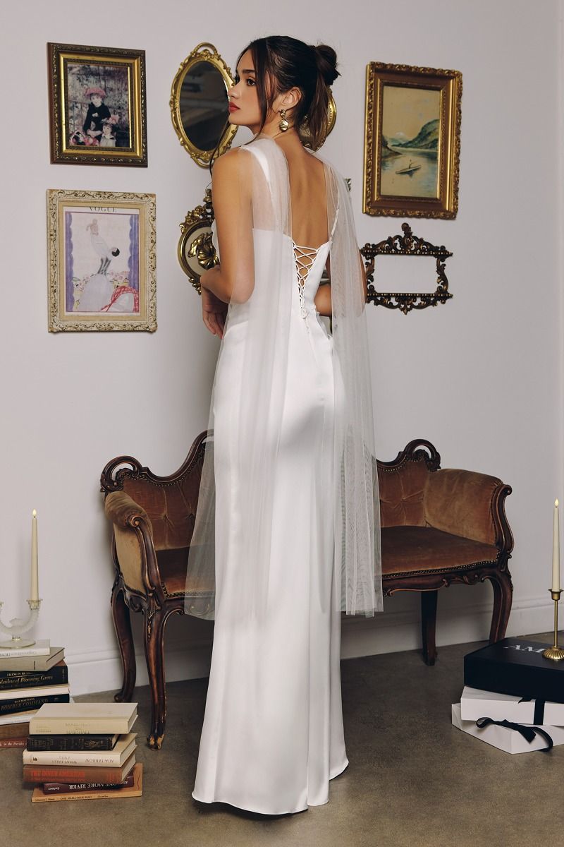 Elegant Satin Fitted Gown Bridall with Corset Lace-Up Back and Removable Sheer Scarf